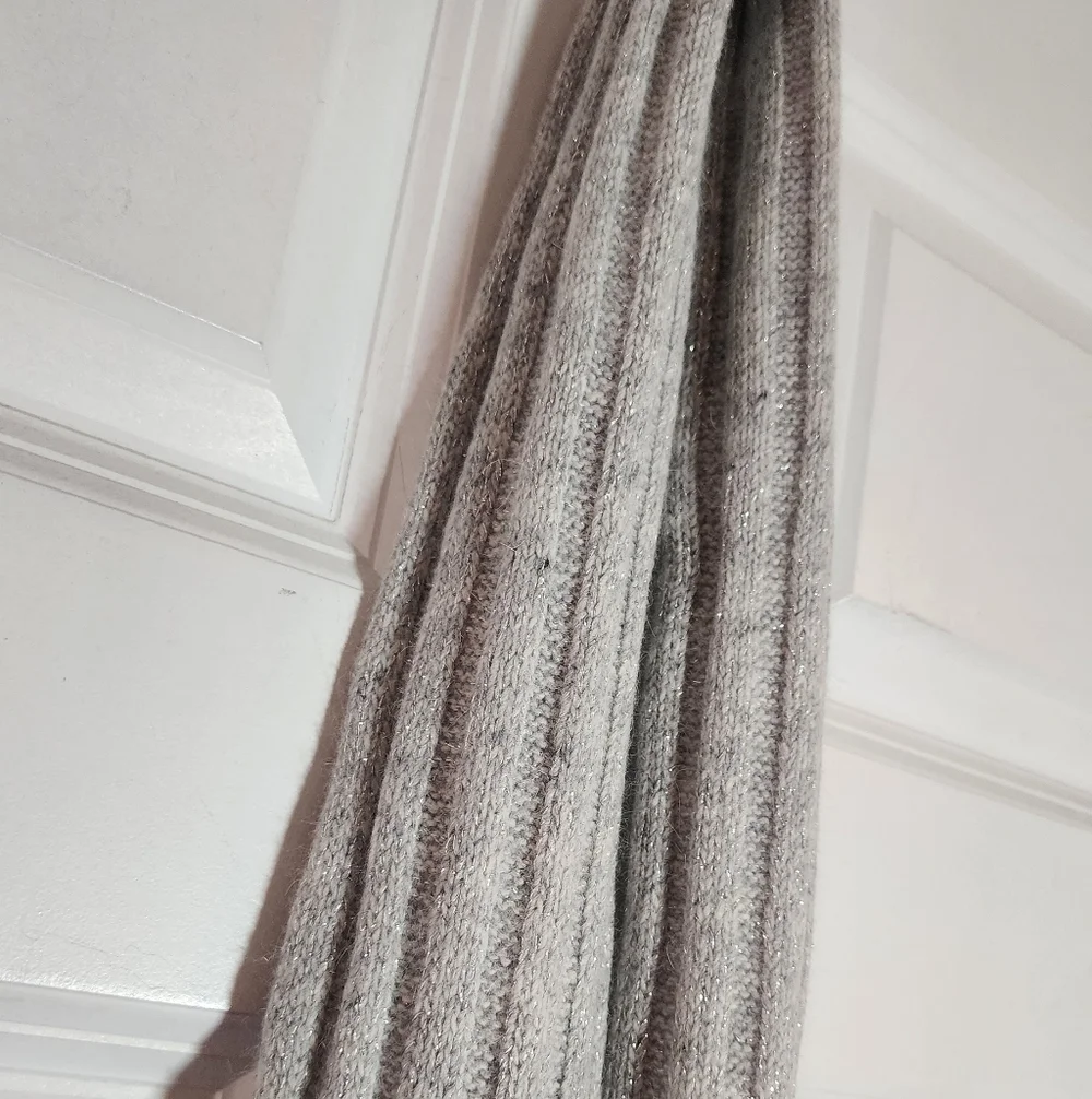 American Eagle Silver Sparkle Gray Ribbed Knit Scarf